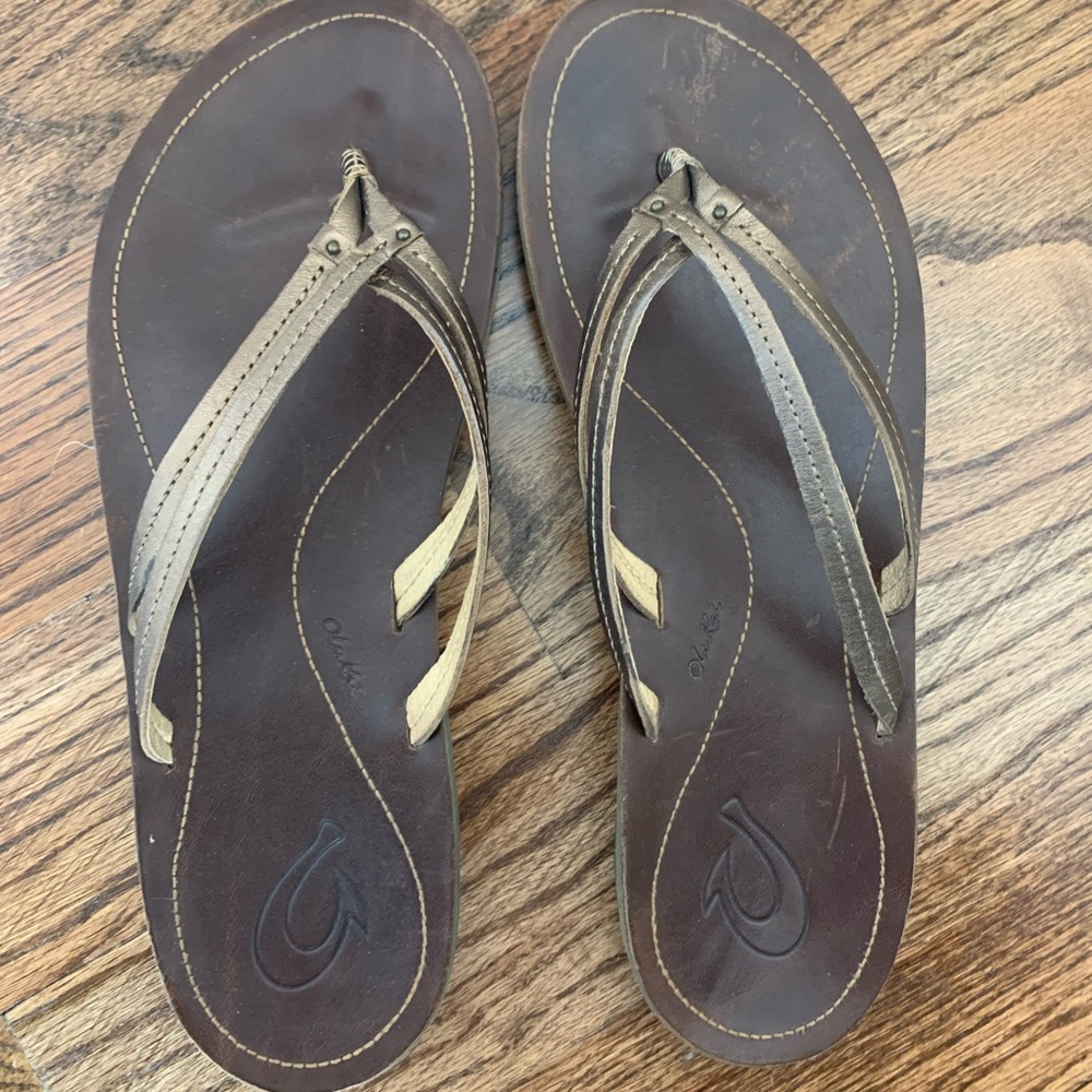 Olukai Leather Flip Flops.  Great Neutral Color. Size 10